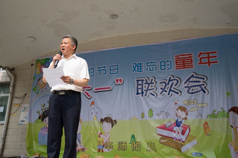 文艺汇演精彩纷呈  跳蚤市场热闹非凡