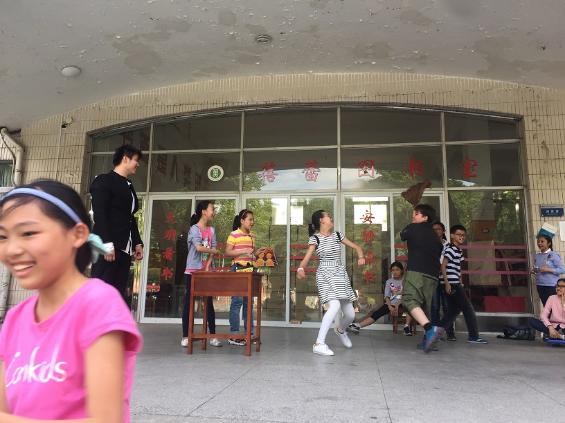 卖报纸的艰难