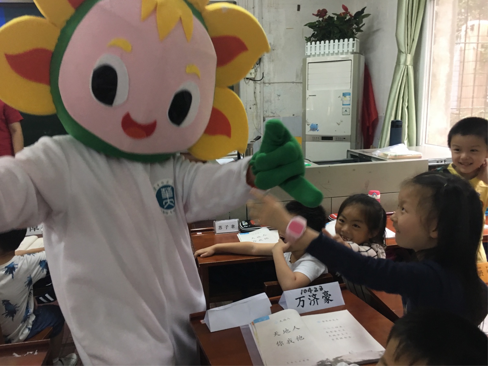 星岛学者倾囊授 附小教师沐春风